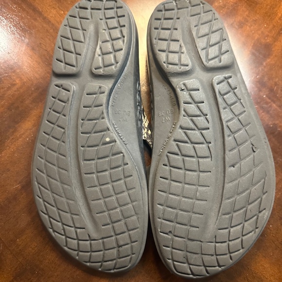 OOFOS OOlala Black Snakeskin Sandal - Picture 6 of 7